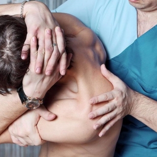 Хруст, массаж и магия рук: чем мануальный терапевт отличается от массажиста и вредно ли вправлять позвонки?